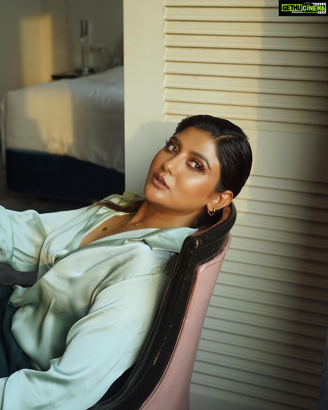 Parno Mittra Instagram - Portraits by @makeupartist_prasenjit . The stunner @parnomittra ❤️ HMU : @makeupartist_prasenjit Styled by: @thebongmunda @chitribypiyali Jewellery : @snastudios Location: @thepark_kol India