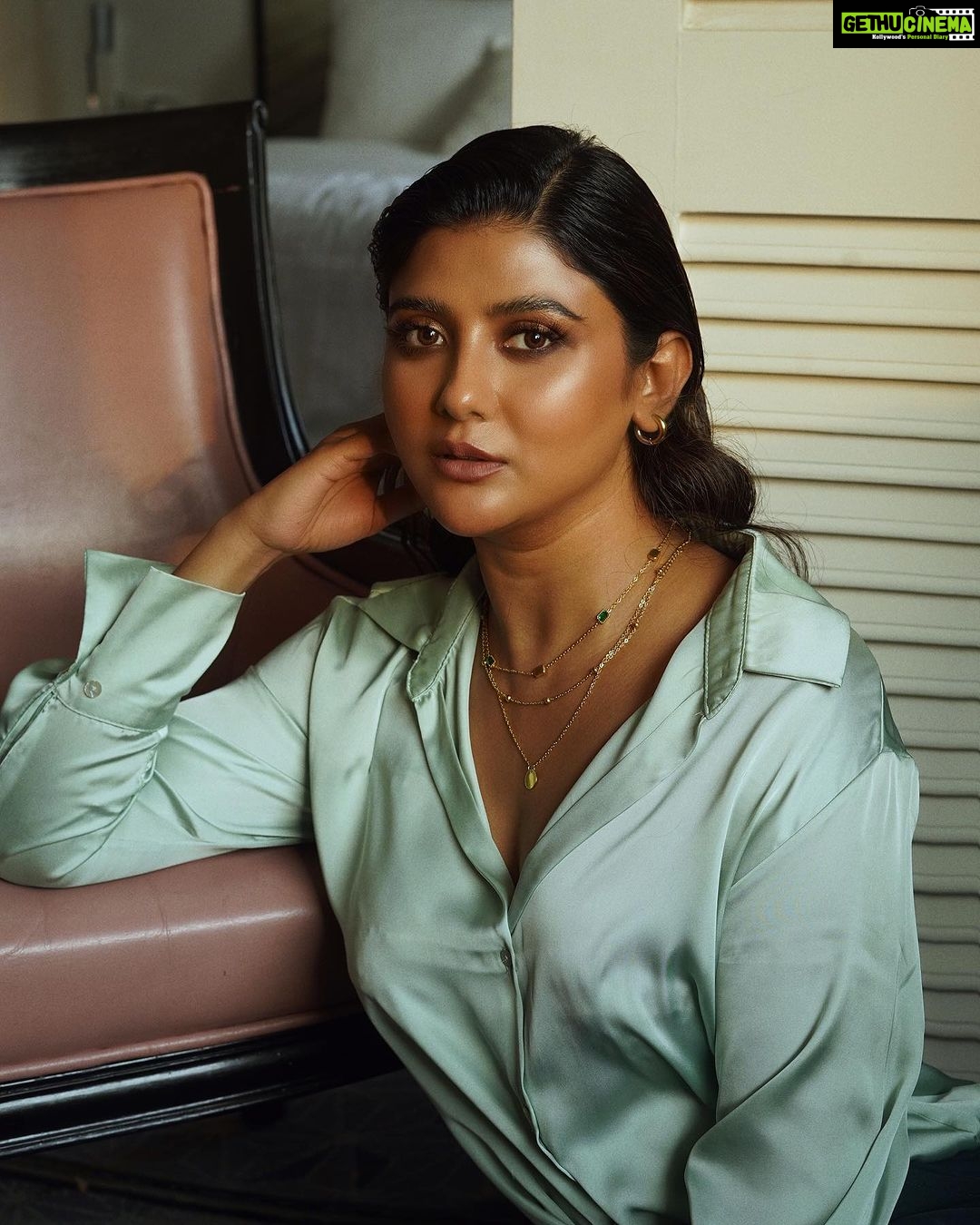 Parno Mittra Instagram - Portraits by @makeupartist_prasenjit . The stunner @parnomittra ❤️ HMU : @makeupartist_prasenjit Styled by: @thebongmunda @chitribypiyali Jewellery : @snastudios Location: @theparkhotels India