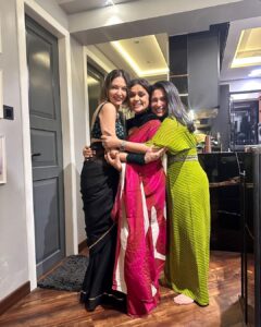 Parull Chaudhry Instagram - #aboutlastnight 

Diwali celebration begins 

Thank you @shreya_nehal @vinitps for such a fun & crazy evening ❤️ 

You both are lovely hosts 🤗

Baaki sab so beautiful so elegant just looking like a wow 😂❤️

Don’t miss the last slide