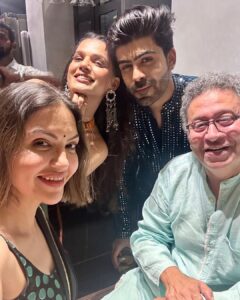 Parull Chaudhry Instagram - #aboutlastnight 

Diwali celebration begins 

Thank you @shreya_nehal @vinitps for such a fun & crazy evening ❤️ 

You both are lovely hosts 🤗

Baaki sab so beautiful so elegant just looking like a wow 😂❤️

Don’t miss the last slide