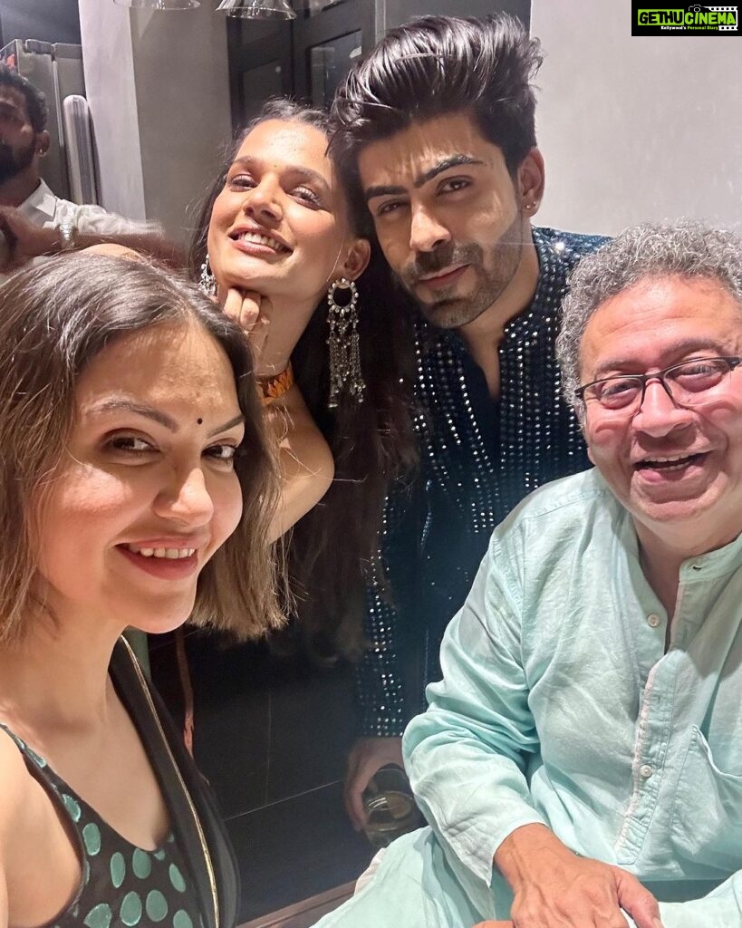 Parull Chaudhry Instagram - #aboutlastnight Diwali celebration begins Thank you @shreya_nehal @vinitps for such a fun & crazy evening ❤ You both are lovely hosts 🤗 Baaki sab so beautiful so elegant just looking like a wow 😂❤ Don’t miss the last slide Mumbai - मुंबई