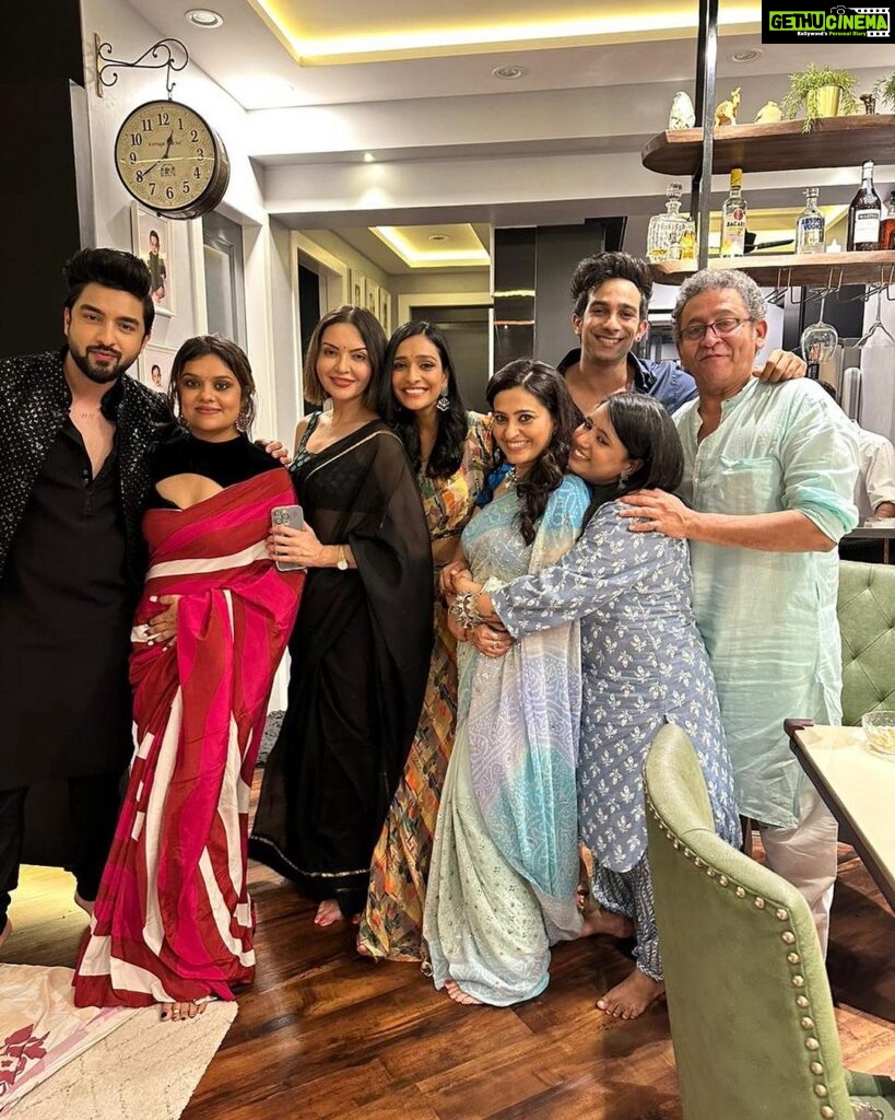 Parull Chaudhry Instagram - #aboutlastnight Diwali celebration begins Thank you @shreya_nehal @vinitps for such a fun & crazy evening ❤️ You both are lovely hosts 🤗 Baaki sab so beautiful so elegant just looking like a wow 😂❤️ Don’t miss the last slide Mumbai - मुंबई