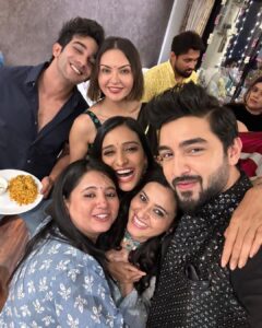Parull Chaudhry Instagram - #aboutlastnight 

Diwali celebration begins 

Thank you @shreya_nehal @vinitps for such a fun & crazy evening ❤️ 

You both are lovely hosts 🤗

Baaki sab so beautiful so elegant just looking like a wow 😂❤️

Don’t miss the last slide
