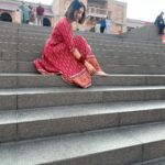 Parull Chaudhry Instagram - सुबह के सुकून में और शाम के नजारों पे दिल ठहरता है ऐ बनारस तेरी हर अदा से इश्क़ है हमें। Outfit @tara_c_tara ❤️ #banaras #bairaas #travelphotography #parullchaudhry #actor #influencer #contentcreator #parullians #explore #bhagyalakshmi #jofithaiwohhithai #traveller #vlogger #chaudhryonthego #fashion #fitness #beauty #lifestyle #fashionblogger #beautyblogger #yogini #fitnessmotivation #travel #saasbahuaurbetiyaan #parullkipaltan Banaras