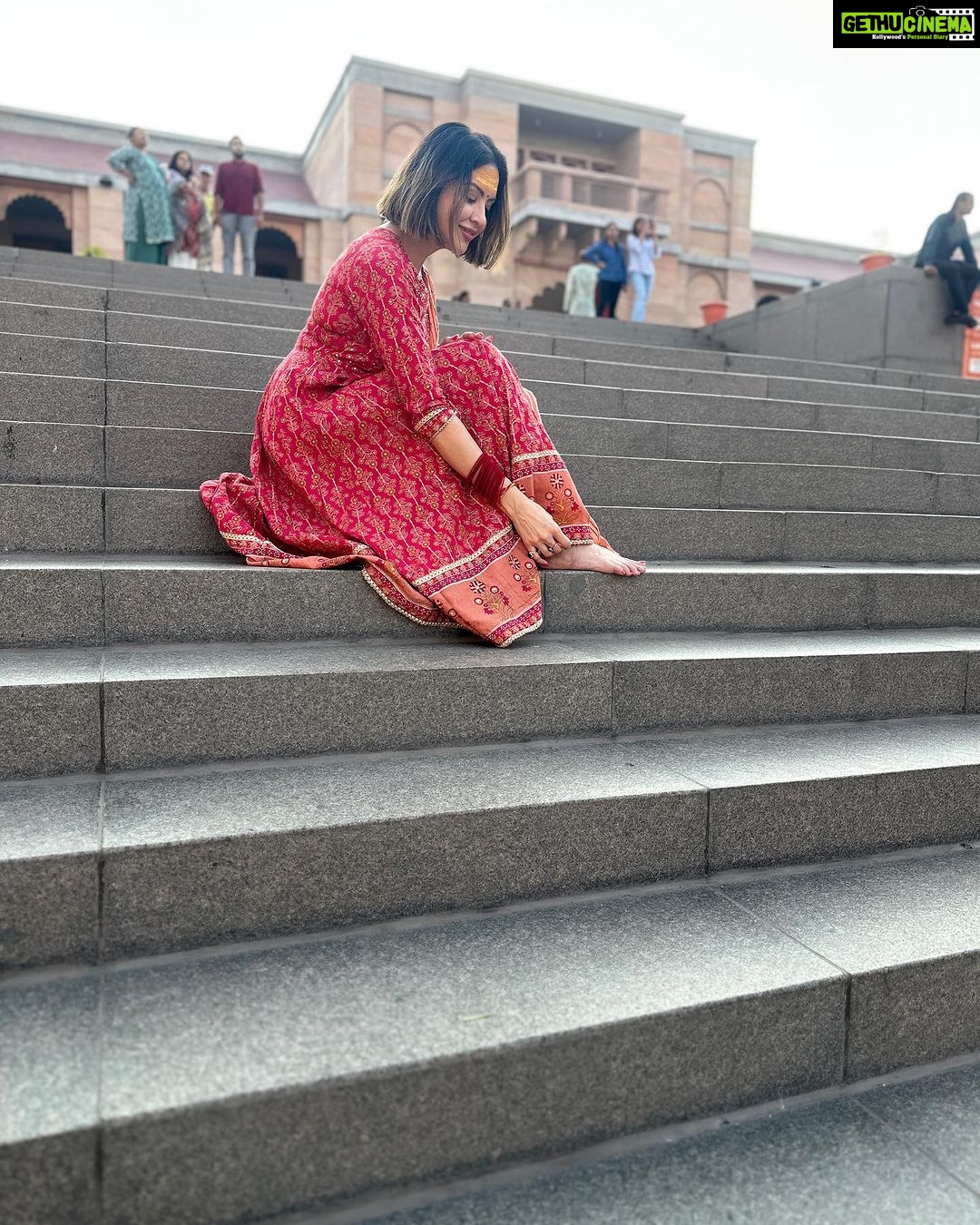 Parull Chaudhry Instagram - सुबह के सुकून में और शाम के नजारों पे दिल ठहरता है ऐ बनारस तेरी हर अदा से इश्क़ है हमें। Outfit @tara_c_tara ❤️ #banaras #bairaas #travelphotography #parullchaudhry #actor #influencer #contentcreator #parullians #explore #bhagyalakshmi #jofithaiwohhithai #traveller #vlogger #chaudhryonthego #fashion #fitness #beauty #lifestyle #fashionblogger #beautyblogger #yogini #fitnessmotivation #travel #saasbahuaurbetiyaan #parullkipaltan Banaras