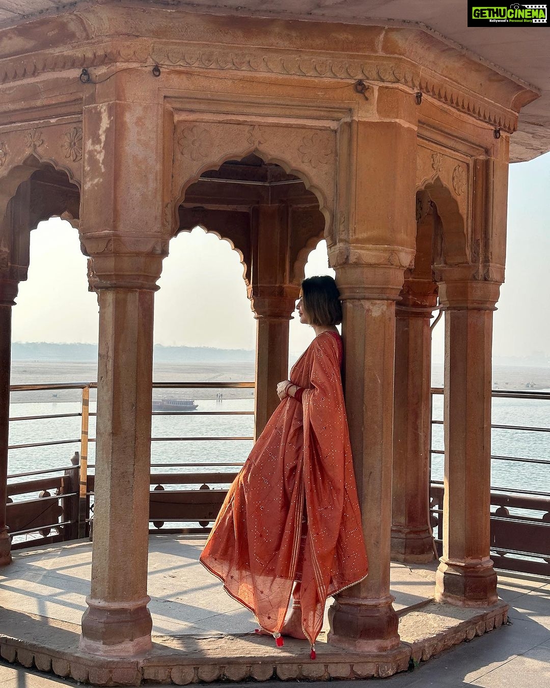 Parull Chaudhry Instagram - सुबह के सुकून में और शाम के नजारों पे दिल ठहरता है ऐ बनारस तेरी हर अदा से इश्क़ है हमें। Outfit @tara_c_tara ❤️ #banaras #bairaas #travelphotography #parullchaudhry #actor #influencer #contentcreator #parullians #explore #bhagyalakshmi #jofithaiwohhithai #traveller #vlogger #chaudhryonthego #fashion #fitness #beauty #lifestyle #fashionblogger #beautyblogger #yogini #fitnessmotivation #travel #saasbahuaurbetiyaan #parullkipaltan Banaras