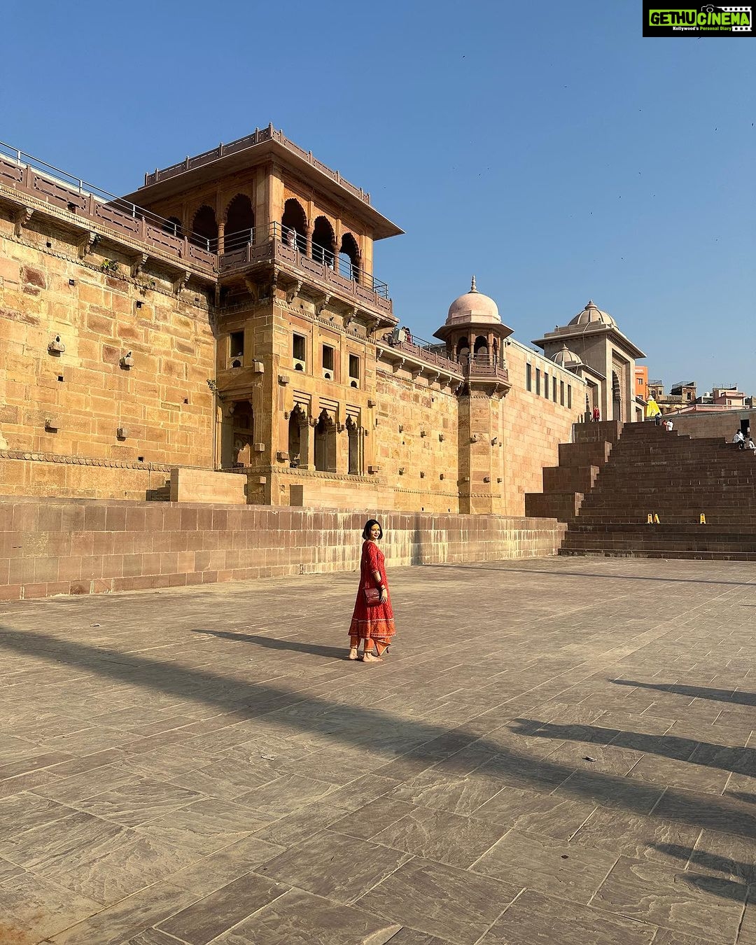 Parull Chaudhry Instagram - सुबह के सुकून में और शाम के नजारों पे दिल ठहरता है ऐ बनारस तेरी हर अदा से इश्क़ है हमें। Outfit @tara_c_tara ❤️ #banaras #bairaas #travelphotography #parullchaudhry #actor #influencer #contentcreator #parullians #explore #bhagyalakshmi #jofithaiwohhithai #traveller #vlogger #chaudhryonthego #fashion #fitness #beauty #lifestyle #fashionblogger #beautyblogger #yogini #fitnessmotivation #travel #saasbahuaurbetiyaan #parullkipaltan Banaras