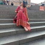 Parull Chaudhry Instagram - सुबह के सुकून में और शाम के नजारों पे दिल ठहरता है ऐ बनारस तेरी हर अदा से इश्क़ है हमें। Outfit @tara_c_tara ❤️ #banaras #bairaas #travelphotography #parullchaudhry #actor #influencer #contentcreator #parullians #explore #bhagyalakshmi #jofithaiwohhithai #traveller #vlogger #chaudhryonthego #fashion #fitness #beauty #lifestyle #fashionblogger #beautyblogger #yogini #fitnessmotivation #travel #saasbahuaurbetiyaan #parullkipaltan Banaras