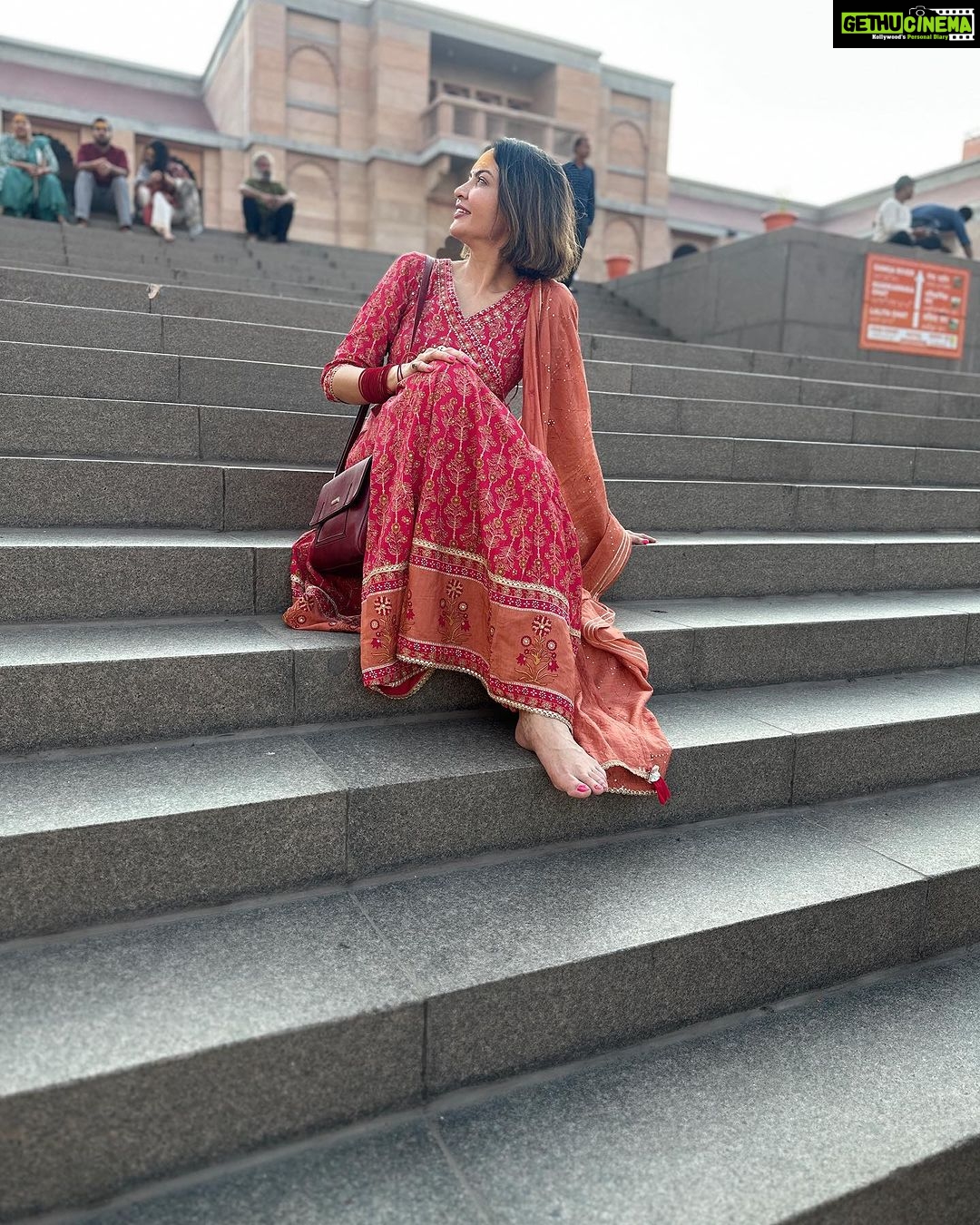 Parull Chaudhry Instagram - सुबह के सुकून में और शाम के नजारों पे दिल ठहरता है ऐ बनारस तेरी हर अदा से इश्क़ है हमें। Outfit @tara_c_tara ❤️ #banaras #bairaas #travelphotography #parullchaudhry #actor #influencer #contentcreator #parullians #explore #bhagyalakshmi #jofithaiwohhithai #traveller #vlogger #chaudhryonthego #fashion #fitness #beauty #lifestyle #fashionblogger #beautyblogger #yogini #fitnessmotivation #travel #saasbahuaurbetiyaan #parullkipaltan Banaras
