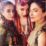 Parvathy Omanakuttan Instagram - #flankedbybeauty 😍🥰😍 #blessedwiththebest #womenwholifteachotherup #powerup⚡️ #girlfriendsbelike #sexyisastateofmind Jio World Plaza