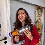 Patralekha Instagram - Deep cleaning in full swing 🙌🏻 Welcoming the season of love & light with warm hearts and dust free homes with @dyson_india 🩷 #DysonV12 #DysonIndia #DysonHome