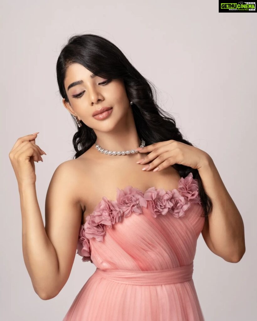 Pavithra Lakshmi Instagram - Pose and Poise🩷🫶 Wearing @sameenasofficial Jewellery @new_ideas_fashions Mua @anushyaa_mua Shot by @shotsbyyoga