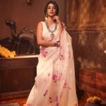 Pavithra Lakshmi Instagram - தொலைகிறேன் திணம் உண்ணால் ❤️ Project designer / styling : @shamini_shankar_official DOP / photographer: @aadhityasivam @lingevolve.creations Makeup / hair : @ratnamakeupartist Jwelery: @vummidibangaru Assisted by : @sesha_bridalwear Designer: @rihanadesigner