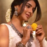 Pavithra Lakshmi Instagram - இனிய தீபாவளி நல்வாழ்த்துக்கள் 🧿🫶🏻♥️ With the prettiest @pavithralakshmioffl 🧿🫶🏻 Project designer / styling : @shamini_shankar_official DOP / photographer: @aadhityasivam @ling_creations Makeup / hair : @ratnamakeupartist Jwelery: @vummidi_silverware Assisted by : @sesha_bridalwear Designer: @rihanadesigner