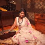Pavithra Lakshmi Instagram - தொலைகிறேன் திணம் உண்ணால் ❤️ Project designer / styling : @shamini_shankar_official DOP / photographer: @aadhityasivam @lingevolve.creations Makeup / hair : @ratnamakeupartist Jwelery: @vummidibangaru Assisted by : @sesha_bridalwear Designer: @rihanadesigner