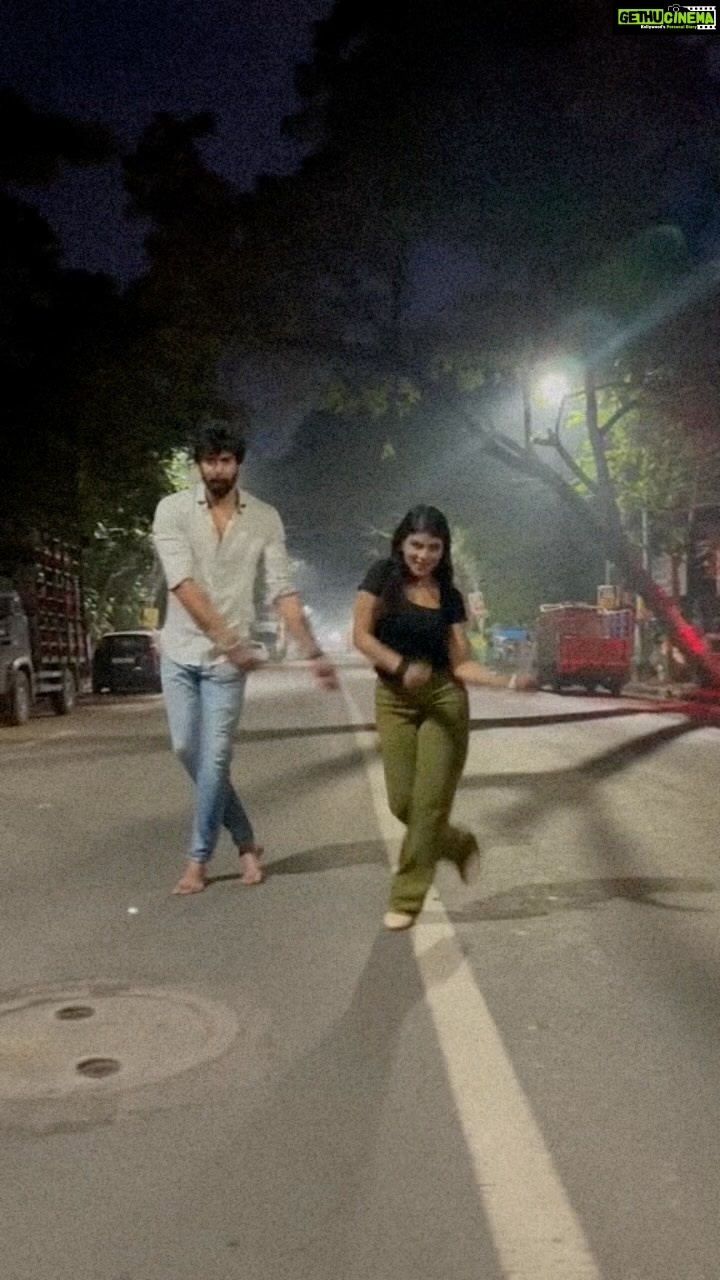 Pavithra Lakshmi Instagram - Things you do when your best friend is in town after soooooo looonggg!! And this song isss🔥🔥🔥 video credits the cutest and the greatest @vishalsuresh13 🤣🤣 under the supervision of @saharika22 #leo #karukarukarupayi @thinkmusicofficial