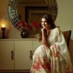 Payel Sarkar Instagram - Where there is a saree, there is elegance...These pictures are the proof. @paayelsarkar . . #weekendvibes ✨ #sareelove #saree #instafashion #desivibes Hotel Hindustan International
