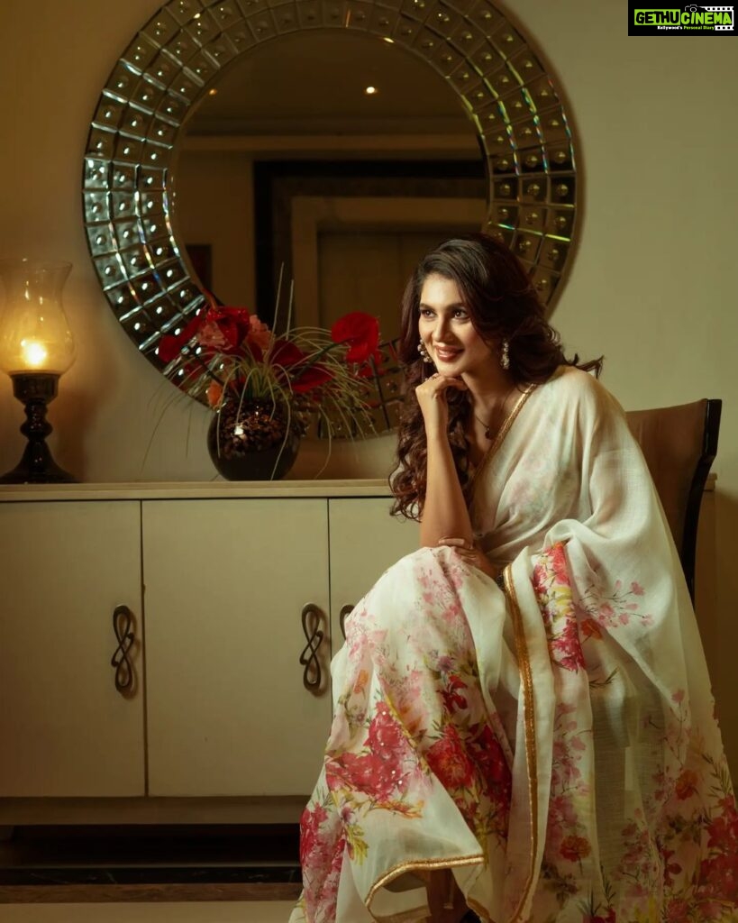 Payel Sarkar Instagram - Where there is a saree, there is elegance...These pictures are the proof. @paayelsarkar . . #weekendvibes ✨ #sareelove #saree #instafashion #desivibes Hotel Hindustan International