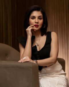 Payel Sarkar Instagram - I love staring at you 🙂
.
.
Click @anirban_bhattacharya_phtgr
Styling @hittingfashion 
Mkup Yours trully 😜
