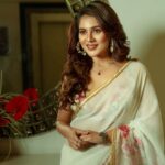 Payel Sarkar Instagram - Where there is a saree, there is elegance...These pictures are the proof. @paayelsarkar . . #weekendvibes ✨ #sareelove #saree #instafashion #desivibes Hotel Hindustan International