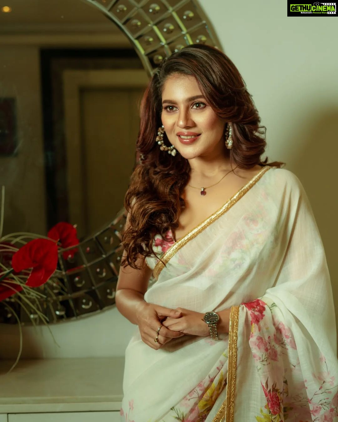 Payel Sarkar Instagram - Where there is a saree, there is elegance...These pictures are the proof. @paayelsarkar . . #weekendvibes ✨ #sareelove #saree #instafashion #desivibes Hotel Hindustan International