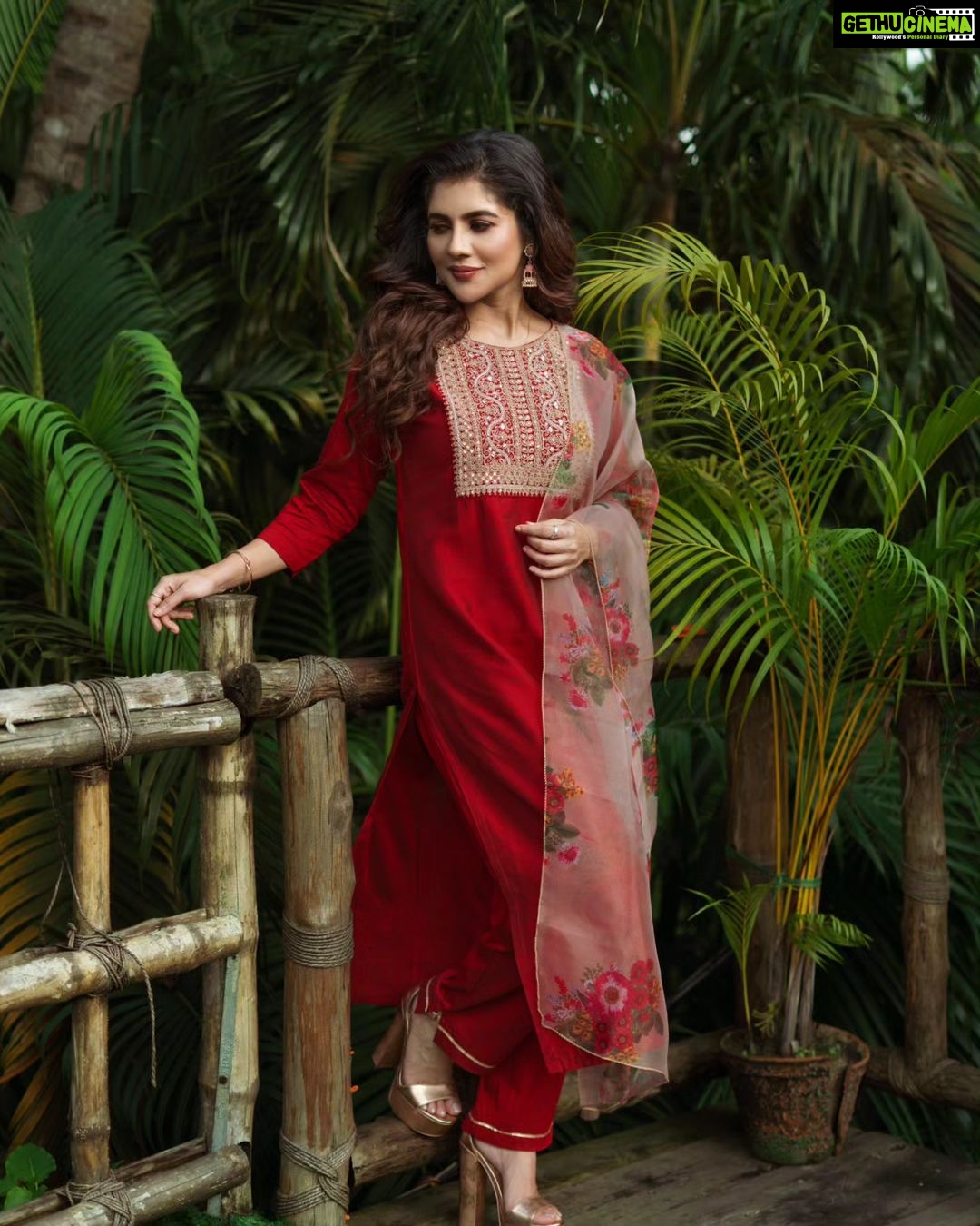 Payel Sarkar Instagram - শুভ নবমী...পুজো কেমন কাটছে সবার ?