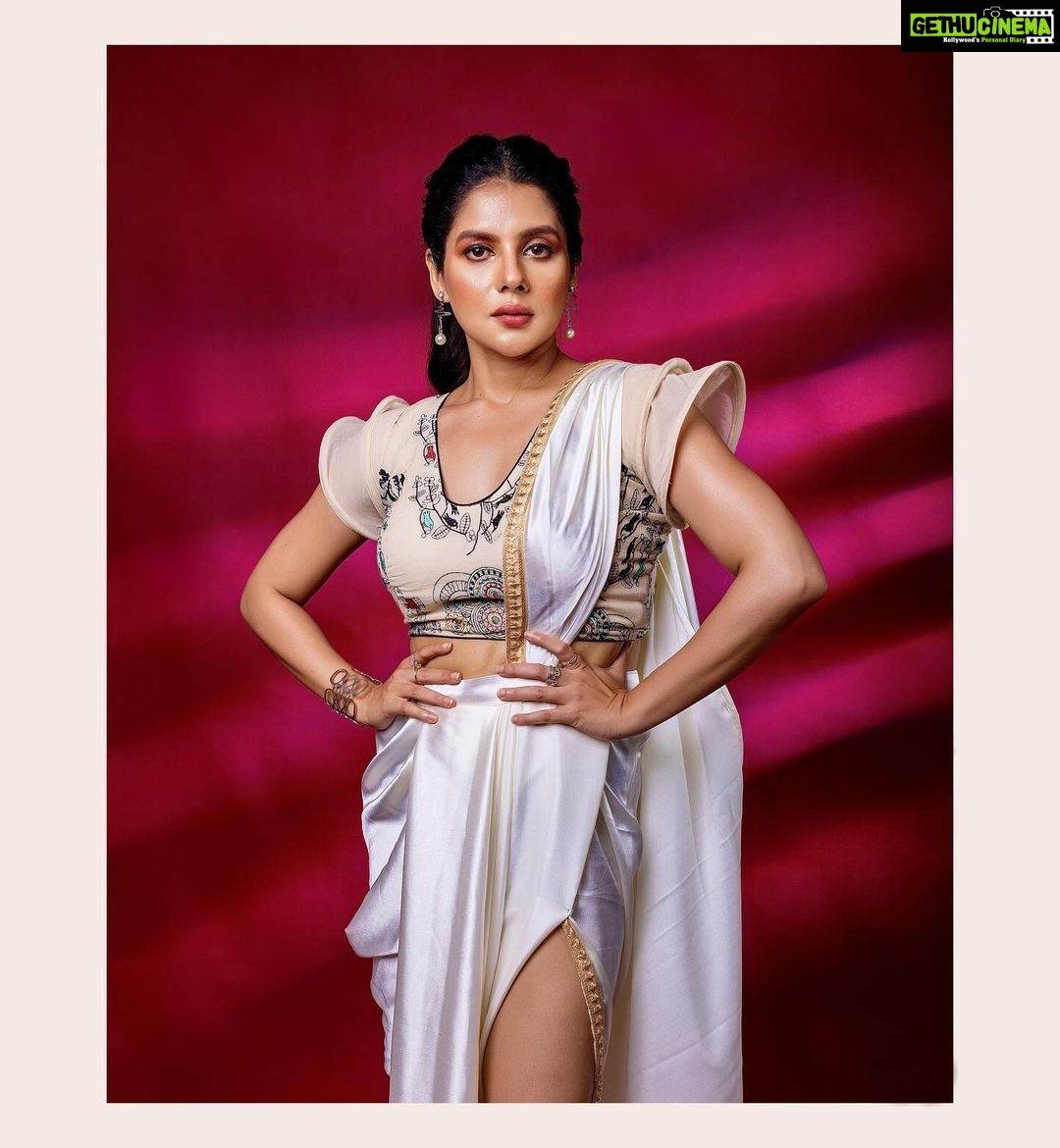 Payel Sarkar Instagram - || P A S H M I N A || Festive Collection 2023 - 2024 Feat Actress @paayelsarkar Wardrobe & styling @jitsatyaofficial Makeup & Hair @anupdasmakeup Photography @hashtag_piksography #viralvideos #fyp #viralpost #beauty #kerala #picoftheday #dance #art #cute #mumbai #funny #onlineshopping #foryoupage #comment #fashionblogger #youtube #meme #trendy #nature #followme #lifestyle #tamil #life #photoshoot #reelsinstagram #new #motivation #funnymemes #designerjitsatya #clothingpashmina Cheese And Flash Studio