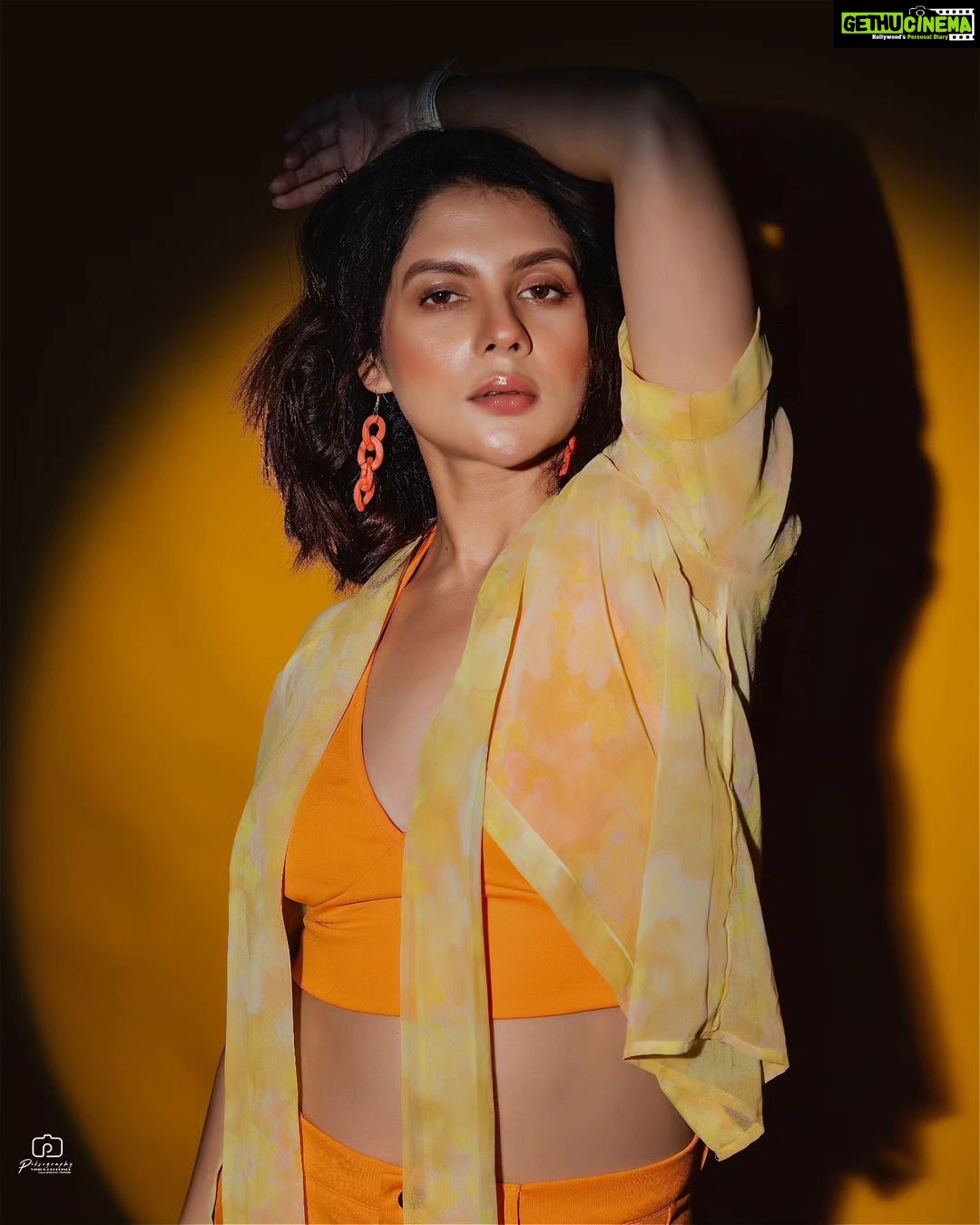 Payel Sarkar - 18.6K Likes - Living the yellow dream
Wardrobe & styling @jitsatyaofficial
Makeup & hair @anupdasmakeup
Photography @hashtag_piksography