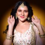 Payel Sarkar Instagram - What Jhumka 🧏 #jhumka #reels @jitsatyaofficial @anupdasmakeup @surjaphotography @hashtag_piksography