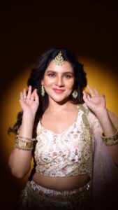 Payel Sarkar Instagram - What Jhumka 🧏

#jhumka #reels 

@jitsatyaofficial 
@anupdasmakeup 
@surjaphotography 
@hashtag_piksography
