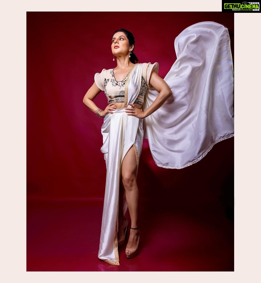 Payel Sarkar Instagram - || P A S H M I N A || Festive Collection 2023 - 2024 Feat Actress @paayelsarkar Wardrobe & styling @jitsatyaofficial Makeup & Hair @anupdasmakeup Photography @hashtag_piksography #viralvideos #fyp #viralpost #beauty #kerala #picoftheday #dance #art #cute #mumbai #funny #onlineshopping #foryoupage #comment #fashionblogger #youtube #meme #trendy #nature #followme #lifestyle #tamil #life #photoshoot #reelsinstagram #new #motivation #funnymemes #designerjitsatya #clothingpashmina Cheese And Flash Studio