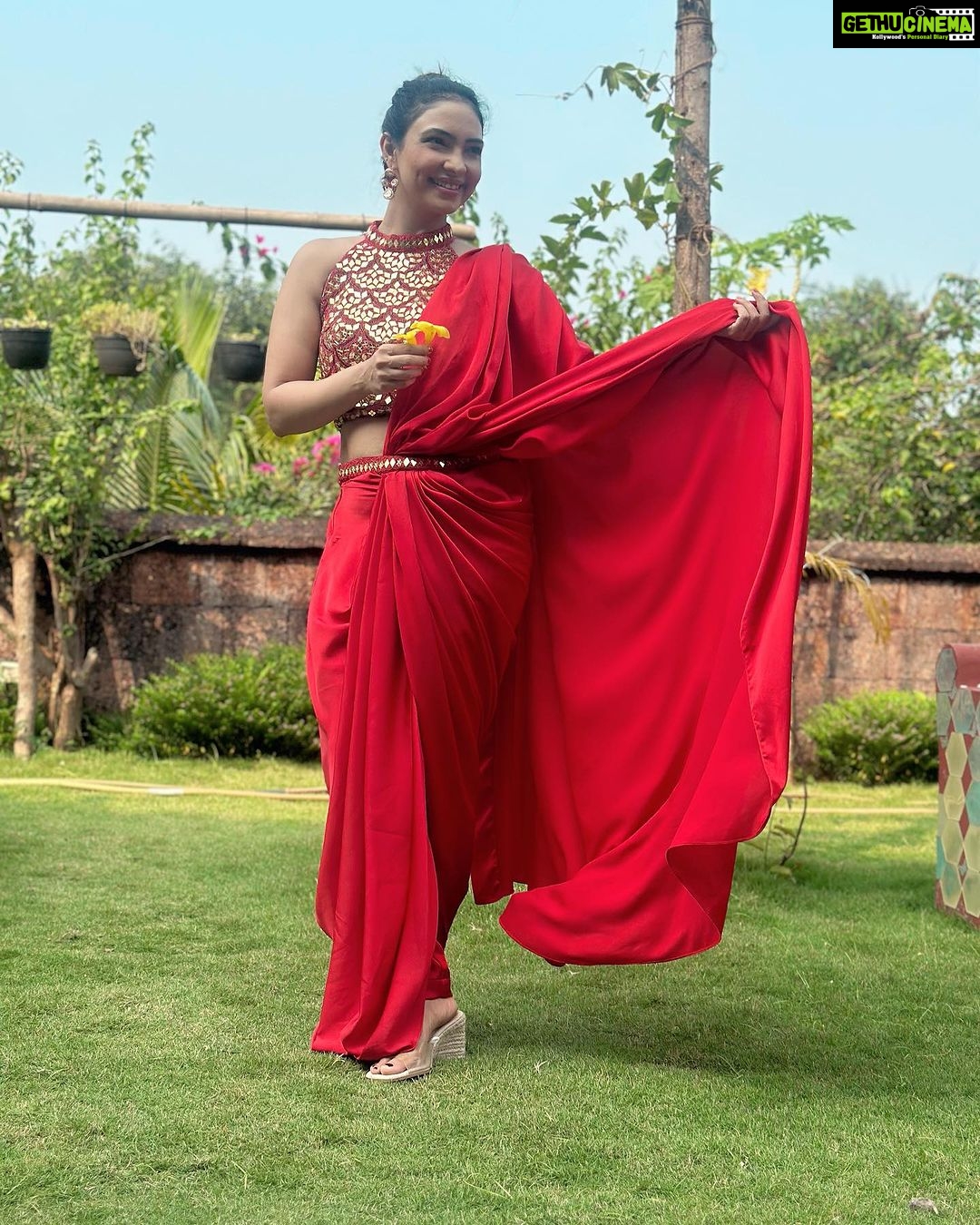 Pooja Banerjee Instagram - KarwaChauth in Goa … 🌺🌺🌺🌺🌺🌺🌺 swipe till the last to see my #KumKum box #RedisTodaysColour #KarwaChauthReady #heyHusband #Fasting #IndianOutwear #allsetforKarwaChauth outfit by @silai_bhartimittal ear rings and KumKuk Box by @kushalsfashionjewellery coordinated by @platformcreatorsentertainment