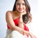 Pooja Banerjee Instagram - Shubho Maha Dashami 🙏🏻❤️. Saree & blouse by @suta_bombay HMU @vibeshealthcare SHOT BY @atreo_akash #MAGICINRED&WHITE #bengalisaree #bengaligirl #DurgaPuja #DurgaPuja2023 #LalPaadSaree #MagicinRed&WhiteSaree #BoloBoloDurgaElo