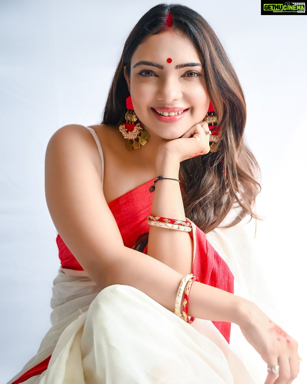 Pooja Banerjee Instagram - Shubho Maha Dashami 🙏🏻❤️. Saree & blouse by @suta_bombay HMU @vibeshealthcare SHOT BY @atreo_akash #MAGICINRED&WHITE #bengalisaree #bengaligirl #DurgaPuja #DurgaPuja2023 #LalPaadSaree #MagicinRed&WhiteSaree #BoloBoloDurgaElo