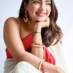 Pooja Banerjee Instagram - Shubho Maha Navami ❤️ happy Durga Pujo to my Insta Family. May Ma Durga Bless you all O MAA DURGA bless us all. bolo bolo Durga MAI KI JAI 🙏🏻 🙏🏻🙏🏻🙏🏻🙏🏻🙏🏻 Saree & blouse by @suta_bombay HMU @vibeshealthcare SHOT BY @atreo_akash #MAGICINRED&WHITE #bengalisaree #bengaligirl #DurgaPuja #DurgaPuja2023 #LalPaadSaree #MagicinRed&WhiteSaree #BoloBoloDurgaElo