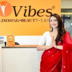 Pooja Banerjee Instagram - You might get ready every other day but there’s no comparison to the thrill of getting ready for Durga puja and to look best, My go to place VIBES......Young Forever Getting ready for the Durga Pujo with @vibeshealthcare In Bhubaneswar…Saree & blouse by @suta_bombay HMU @vibeshealthcare SHOT BY @atreo_akash #MAGICINRED&WHITE #bengalisaree #bengaligirl #DurgaPuja #DurgaPuja2023 #LalPaadSaree #MagicinRednWhiteSaree #BoloBoloDurgaElo Bhubaneswar,Orissa