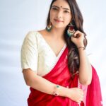 Pooja Banerjee Instagram - Shubho MahaAshtami 🙏🏻❤️ Happy Durga Puja Saree & blouse by @suta_bombay HMU @vibeshealthcare SHOT BY @atreo_akash #MAGICINRED&WHITE #bengalisaree #bengaligirl #DurgaPuja #DurgaPuja2023 #LalPaadSaree #MagicinRed&WhiteSaree #BoloBoloDurgaElo Nagpur