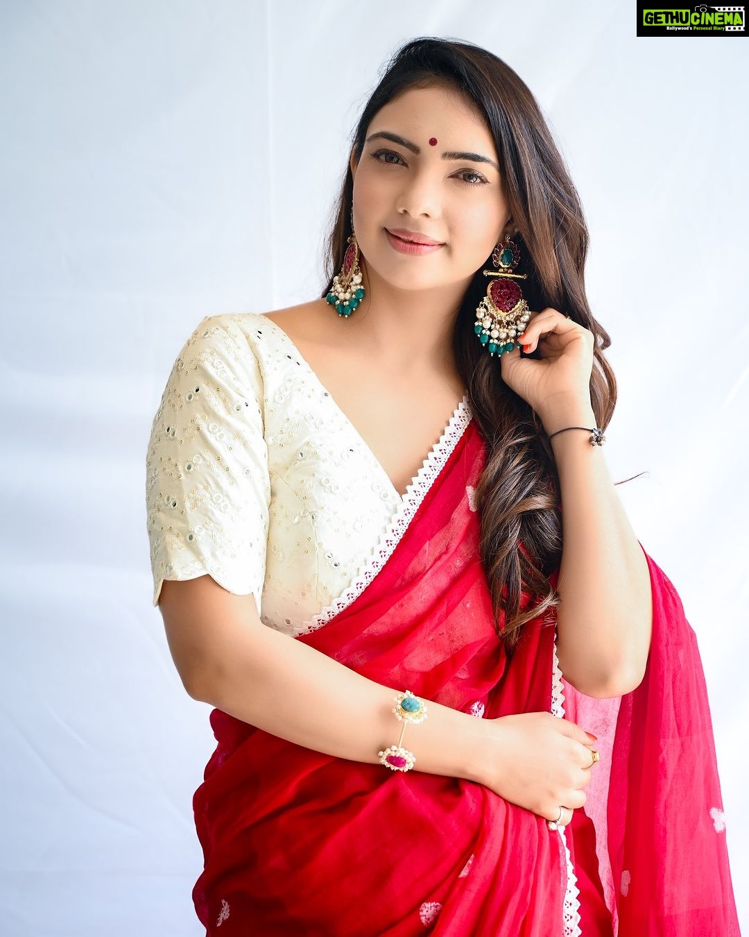 Pooja Banerjee Instagram - Shubho MahaAshtami šš»ā¤ļø Happy Durga Puja Saree & blouse by @suta_bombay HMU @vibeshealthcare SHOT BY @atreo_akash #MAGICINRED&WHITE #bengalisaree #bengaligirl #DurgaPuja #DurgaPuja2023 #LalPaadSaree #MagicinRed&WhiteSaree #BoloBoloDurgaElo Nagpur