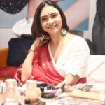 Pooja Banerjee Instagram - Shubho Maha Saptami 🙏🏻❤️ Saree & blouse by @suta_bombay HMU @vibeshealthcare SHOT BY @atreo_akash #MAGICINRED&WHITE #bengalisaree #bengaligirl #DurgaPuja #DurgaPuja2023 #LalPaadSaree #MagicinRednWhiteSaree #BoloBoloDurgaElo