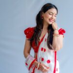 Pooja Banerjee Instagram - আয় রে ছুটে আয় পুজোর গন্ধ এসেছে। #MagicInRed&White #LalPaadSaree #BengaliSaree saree & Blouse by @suta_bombay HMU BY @vibeshealthcare