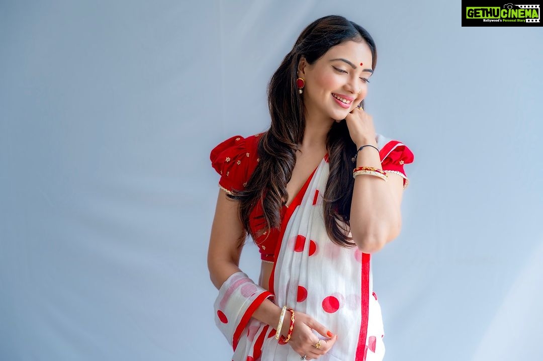Pooja Banerjee Instagram - আয় রে ছুটে আয় পুজোর গন্ধ এসেছে। #MagicInRed&White #LalPaadSaree #BengaliSaree saree & Blouse by @suta_bombay HMU BY @vibeshealthcare