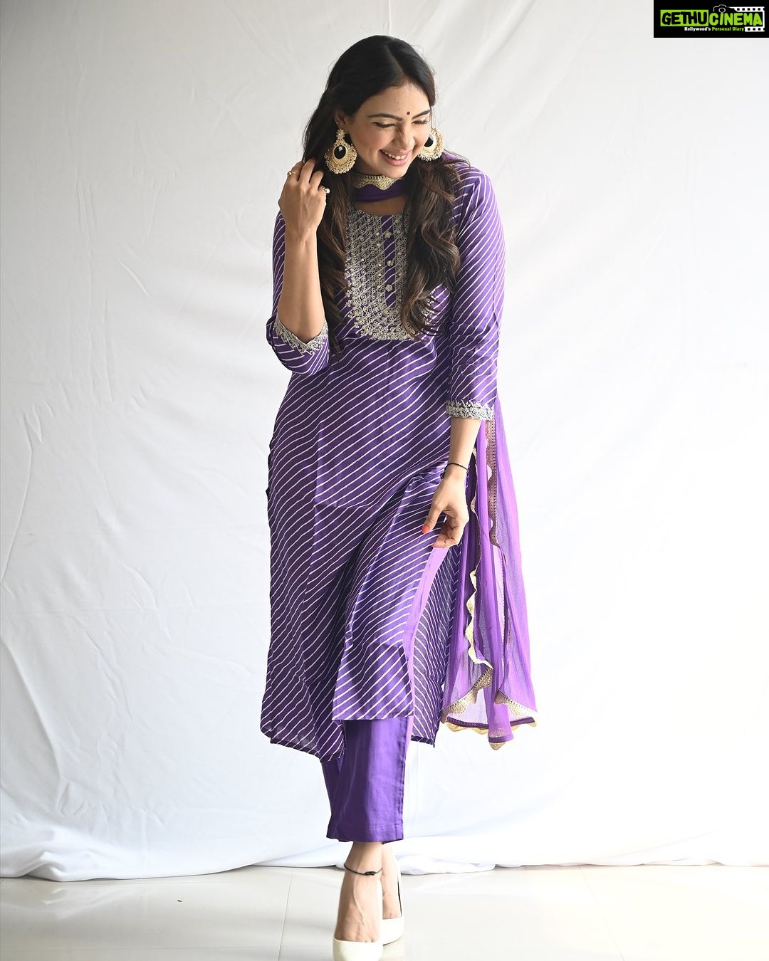 Pooja Banerjee Instagram - My favourite time of the yearβ¦ Kaise na muskuraunβ¦ π ππ πππππ #SelfLove #FashionPhotography #LoveYourSelf #SelfLoveisTrueLove #MammaofSana #Mumbai #photoshoot #poser #ootd #Purple #Navratri #UnduanOutfit #PurpleSalwarSuit πΈ Make-Up & Hair by - @vibeshealthcare πΈ Outfit by : @everbloomindia πΈ shot by @atreo_akash #PoojaBanerjii #LilacYou