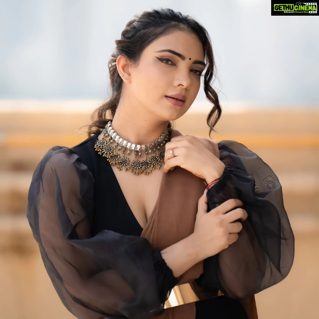 Pooja Banerjee Instagram - @poojabanerjeee Slaying the Saree Look✨ 📸 @captis.studios.fashion #saree #shoot #makeup Mumbai, Maharashtra