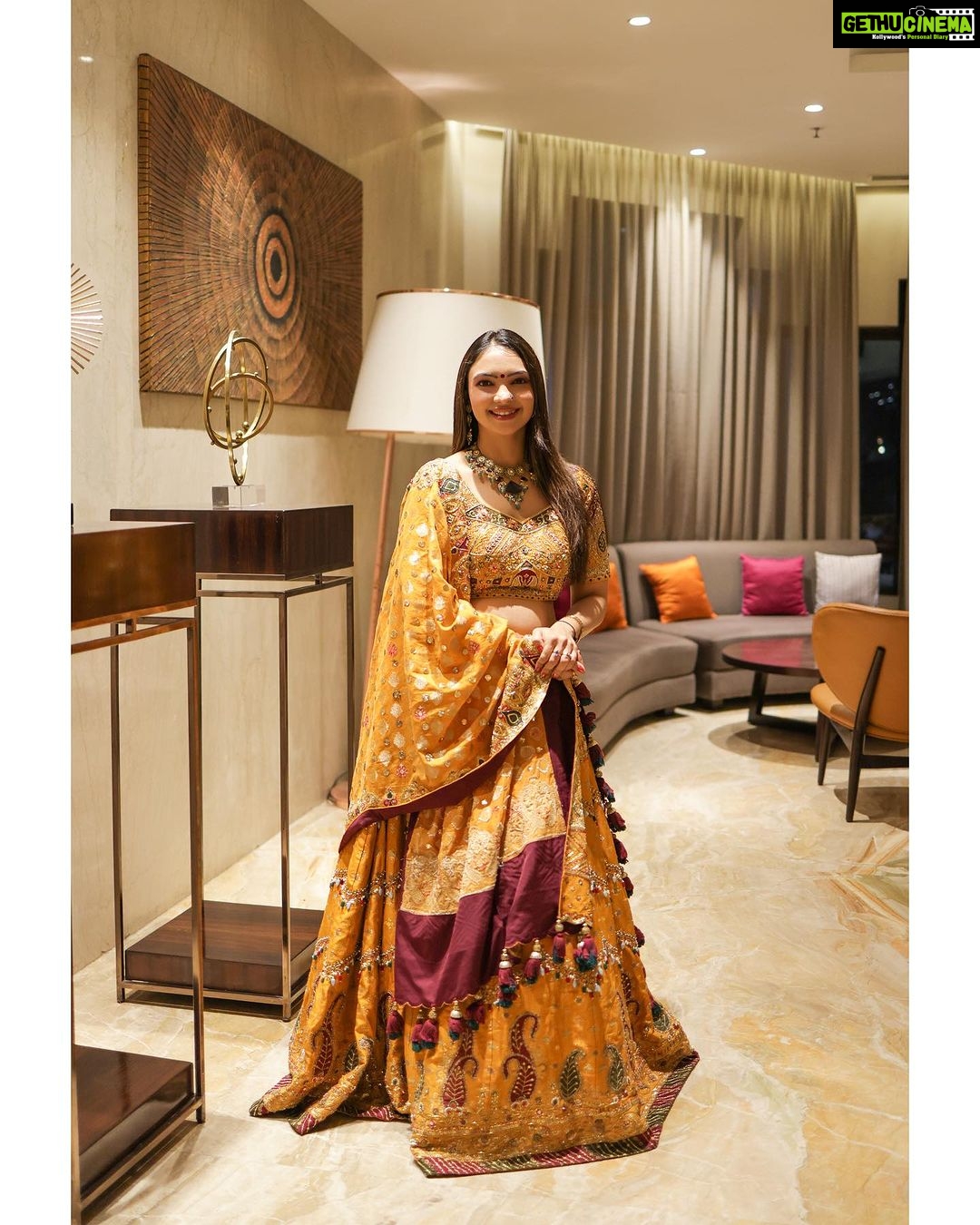 Pooja Banerjee Instagram - #FestiveVibes #indianfashion #Lehenga 🌼 HMU- @vglow_makeupandhair 🌼 Styled By- @nidhikurda 🌼 Outfit by- @rajarani_couture 🌼 shot by @adphottography 🌼 Jewellery by- @sujhal_jewels #PoojaBanerjii #navratri #navratrispecial #Jwellery #IndianOutfit #Ghaghra #MulticolourGhahgra #Lehenga #ColourfulLehenga #infianfashion #indianfestivals #indianfestivewear 🌼
