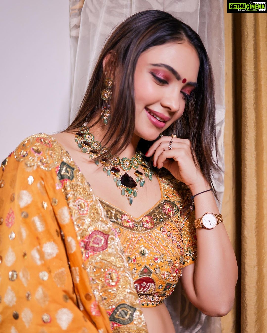 Pooja Banerjee Instagram - #FestiveVibes #indianfashion #Lehenga 🌼 HMU- @vglow_makeupandhair 🌼 Styled By- @nidhikurda 🌼 Outfit by- @rajarani_couture 🌼 shot by @adphottography 🌼 Jewellery by- @sujhal_jewels #PoojaBanerjii #navratri #navratrispecial #Jwellery #IndianOutfit #Ghaghra #MulticolourGhahgra #Lehenga #ColourfulLehenga #infianfashion #indianfestivals #indianfestivewear 🌼
