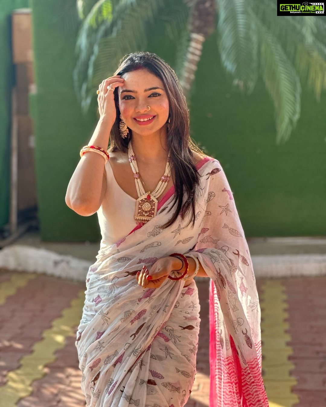 Pooja Banerjee Instagram - #KarwaChauthVibes #happyKarwaChauth Everyone ❤️❤️ jwellery by @kushalsfashionjewellery Goa