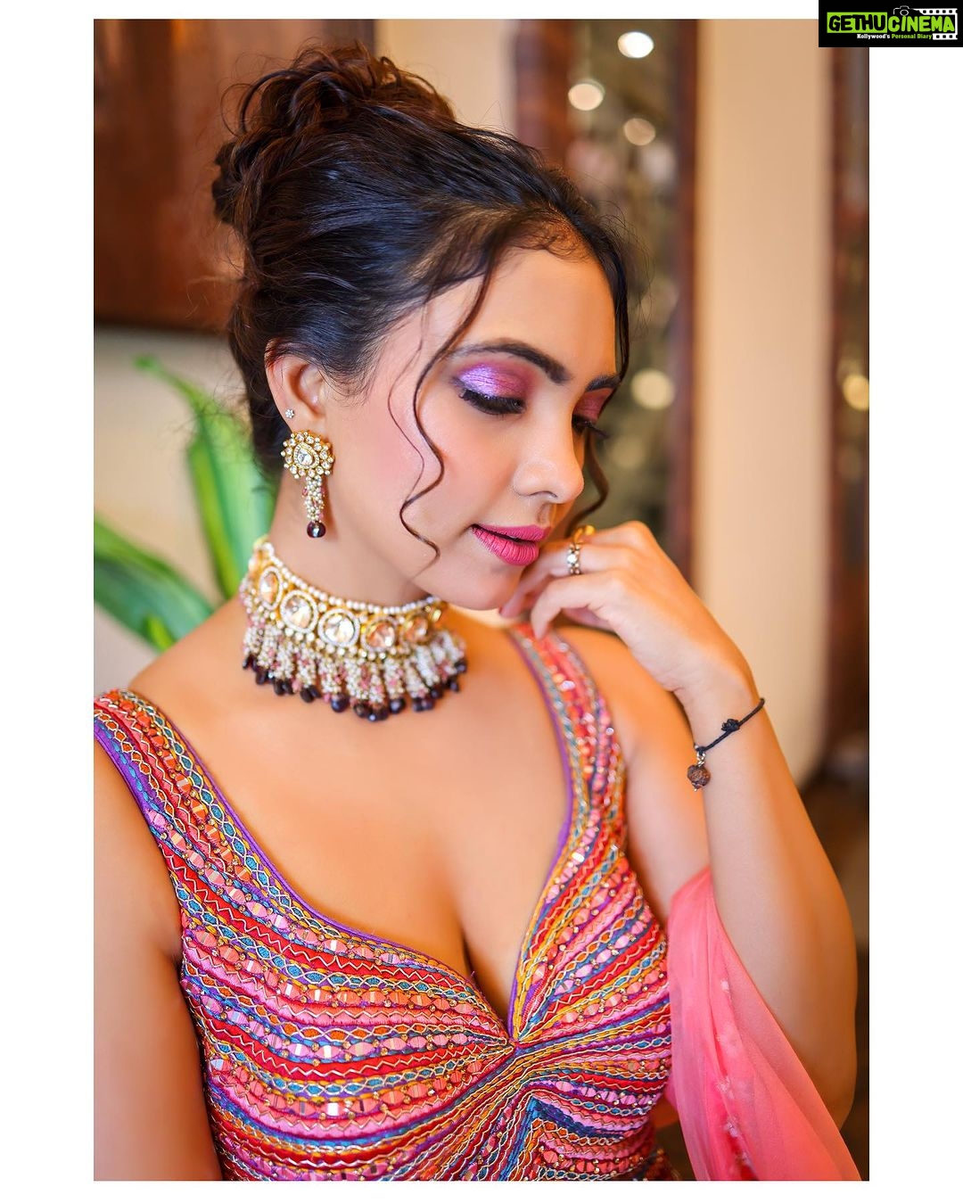 Pooja Banerjee Instagram - Navratri done โ๏ธ ๐ผ HMU- @vglow_makeupandhair ๐ผ Styled By- @nidhikurda ๐ผ Outfit by- @asopalav @saree.com_by_asopalav ๐ผ Jewellery by- @sujhal_jewels #PoojaBanerjii #navratri #navratrispecial #Jwellery #IndianOutfit #Ghaghra #MulticolourGhahgra #Lehenga #ColourfulLehenga #infianfashion #indianfestivals #indianfestivewear ๐ผ shot by @adphottography