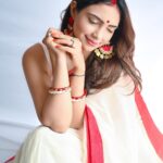 Pooja Banerjee Instagram – Shubho Maha Dashami 🙏🏻❤️. Saree & blouse by @suta_bombay  HMU @vibeshealthcare SHOT BY @atreo_akash #MAGICINRED&WHITE #bengalisaree #bengaligirl #DurgaPuja #DurgaPuja2023 #LalPaadSaree  #MagicinRed&WhiteSaree #BoloBoloDurgaElo
