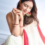 Pooja Banerjee Instagram - Shubho Maha Dashami 🙏🏻❤️. Saree & blouse by @suta_bombay HMU @vibeshealthcare SHOT BY @atreo_akash #MAGICINRED&WHITE #bengalisaree #bengaligirl #DurgaPuja #DurgaPuja2023 #LalPaadSaree #MagicinRed&WhiteSaree #BoloBoloDurgaElo