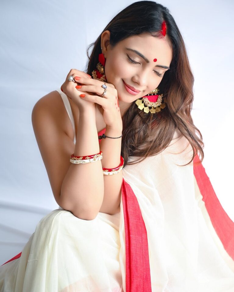 Pooja Banerjee Instagram - Shubho Maha Dashami 🙏🏻❤️. Saree & blouse by @suta_bombay HMU @vibeshealthcare SHOT BY @atreo_akash #MAGICINRED&WHITE #bengalisaree #bengaligirl #DurgaPuja #DurgaPuja2023 #LalPaadSaree #MagicinRed&WhiteSaree #BoloBoloDurgaElo